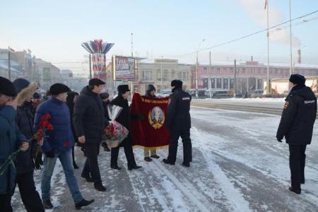 Ни мороз, ни запреты не помешали тульским коммунистам возложить цветы к памятнику В.И.Ленину на площади, носящей его имя