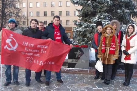 Коммунисты Тульской области возложили цветы к стеле в честь города-героя Ленинграда
