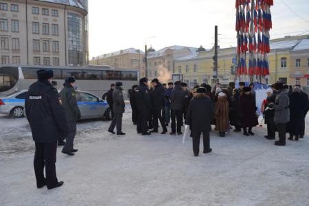 Ни мороз, ни запреты не помешали тульским коммунистам возложить цветы к памятнику В.И.Ленину на площади, носящей его имя