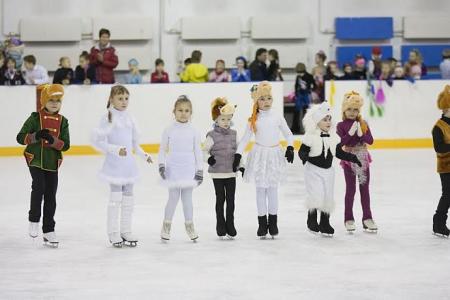 В школе фигурного катания "Искра" спортивного клуба КПРФ прошел большой новогодний праздник!
