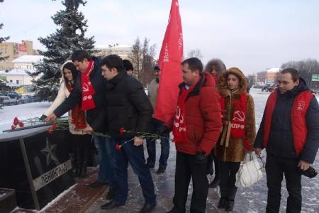 Коммунисты Тульской области возложили цветы к стеле в честь города-героя Ленинграда