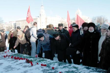 Воронеж. Красные гвоздики Ильичу
