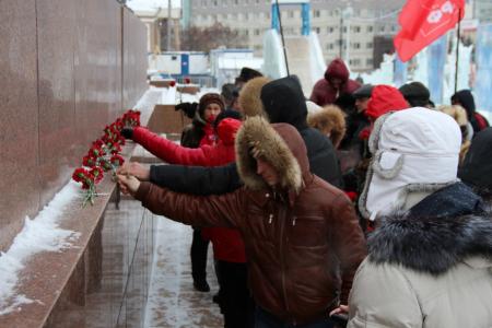 Челябинск. К подножию памятника В.И. Ленину возложили красные гвоздики