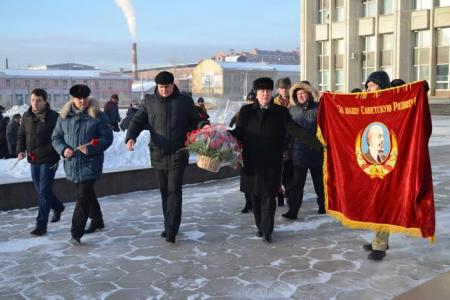 Ни мороз, ни запреты не помешали тульским коммунистам возложить цветы к памятнику В.И.Ленину на площади, носящей его имя