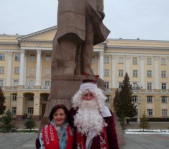 Смоленск. В преддверии Нового Года Дед Мороз и Снегурочка распространили газету КПРФ и поздравили смолян с праздником