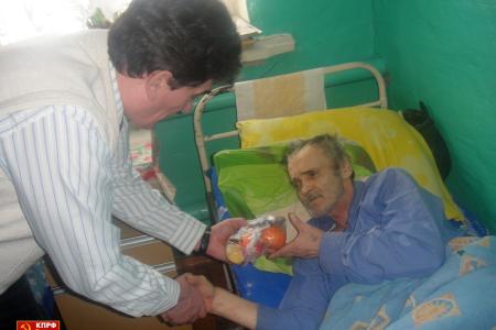 Тамбовские коммунисты подарили рождественские подарки гражданам, оказавшимся в тяжелой жизненной ситуации