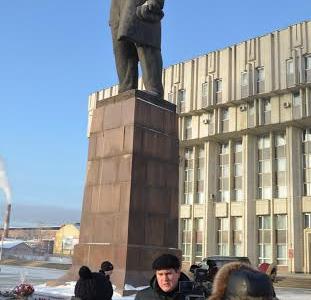 Ни мороз, ни запреты не помешали тульским коммунистам возложить цветы к памятнику В.И.Ленину на площади, носящей его имя
