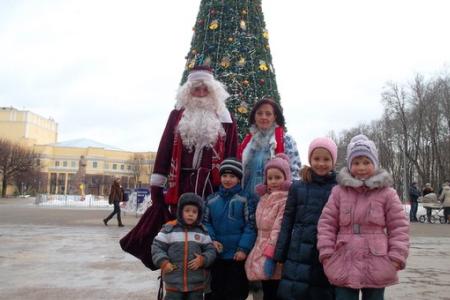 Смоленск. В преддверии Нового Года Дед Мороз и Снегурочка распространили газету КПРФ и поздравили смолян с праздником