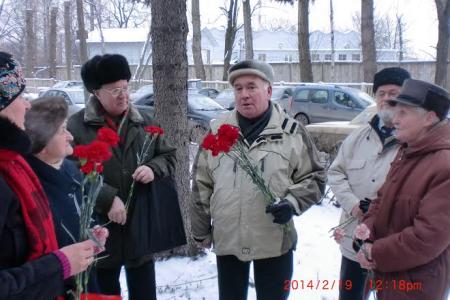 В день памяти В.И. Ленина коммунисты Приморского района Петербурга возложили цветы к монументу вождю, установленному у проходной абразивного завода «Ильич» на набережной Черной речки