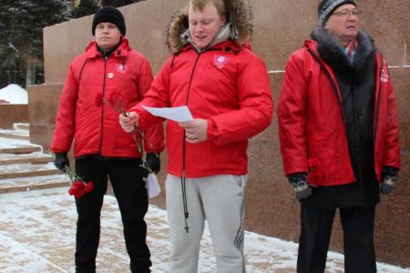 Челябинск. К подножию памятника В.И. Ленину возложили красные гвоздики