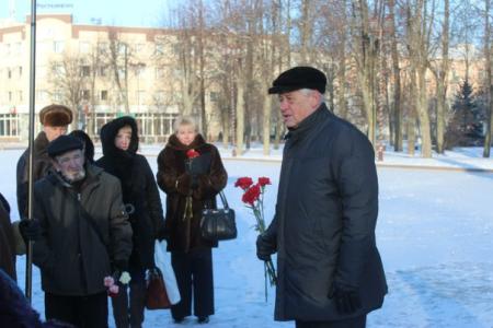 Новгородские коммунисты возложили цветы к памятнику В. И. Ленину