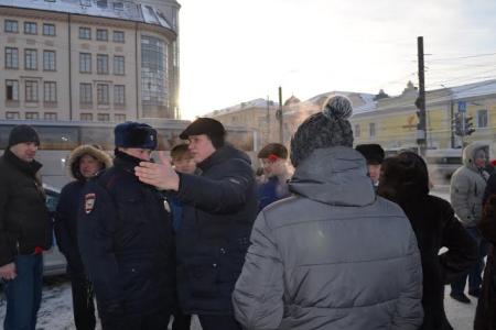 Ни мороз, ни запреты не помешали тульским коммунистам возложить цветы к памятнику В.И.Ленину на площади, носящей его имя