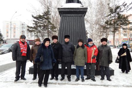 «В ленинизме – наша сила! Победа наша – в борьбе! 2017- быть!». В годовщину смерти Ленина барнаульские коммунисты провели траурный митинг