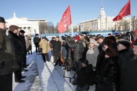 Воронеж. Красные гвоздики Ильичу