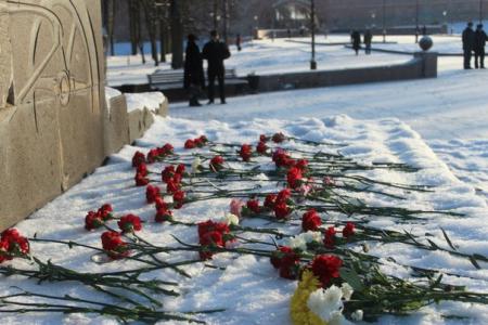 Новгородские коммунисты возложили цветы к памятнику В. И. Ленину