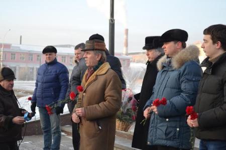 Ни мороз, ни запреты не помешали тульским коммунистам возложить цветы к памятнику В.И.Ленину на площади, носящей его имя