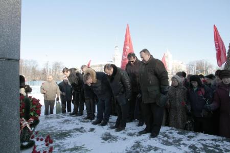 Воронеж. Красные гвоздики Ильичу