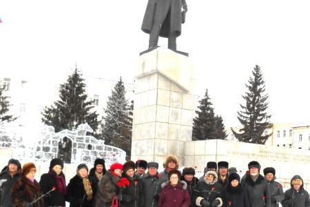 «Ленин жил! Ленин жив! Ленин будет жить!». Коммунисты Кургана почтили память вождя мирового пролетариата