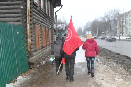 Коммунисты с тазиками и вениками провели шествие в Костроме против коммунального беспредела - закрытия бань