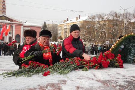 Делегация Пермского краевого отделения КПРФ приняла участие в торжественной церемонии возложения венков и цветов, посвященной Дню защитника Отечества