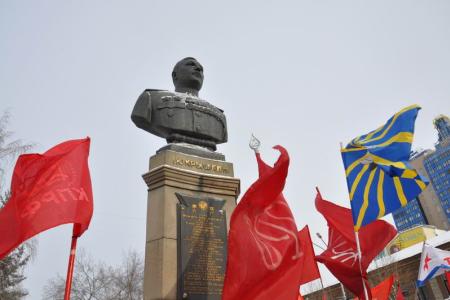 День Советской Армии и Военно-морского флота: Новосибирские коммунисты провели шествие по Красному проспекту
