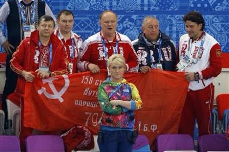 Associated Press: Г.А.Зюганов и представители КПРФ защитили Знамя Победы во время церемонии чествования наших спортсменов на олимпийском стадионе "Айсберг"
