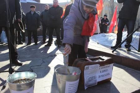 Волгоградцы собрали на билет для губернатора два ведра мелочи