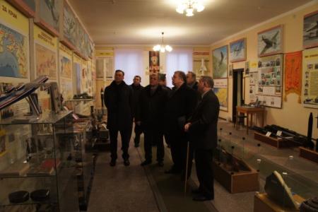 Председатель комитета ГосДумы по обороне адмирал В.П. Комоедов побывал в Ростовской области с целью оценки перспектив восстановления высшего военного образования на Юге страны