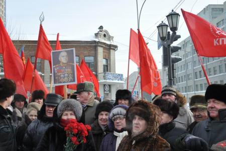 День Советской Армии и Военно-морского флота: Новосибирские коммунисты провели шествие по Красному проспекту