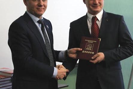 Д.Г. Новиков вручил дипломы выпускникам Центра политической учебы