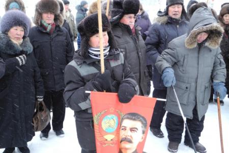 В Якутске состоялся митинг, посвященный 96-й годовщине Советской Армии и Военно-Морского Флота