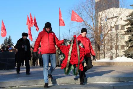 Коммунисты Челябинска возложили цветы к Вечному огню и провели круглый стол, посвященный достижениям Советской Армии