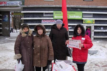 Ленинградская область. Коммунисты города Сланцы возглавили общегородскую колонну в день празднования юбилейной годовщины освобождения города от фашистских захватчиков