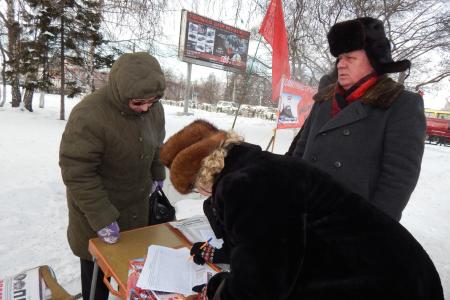 Барнаульские коммунисты на пикетах ведут сбор подписей в поддержку законопроекта о «Детях войны»