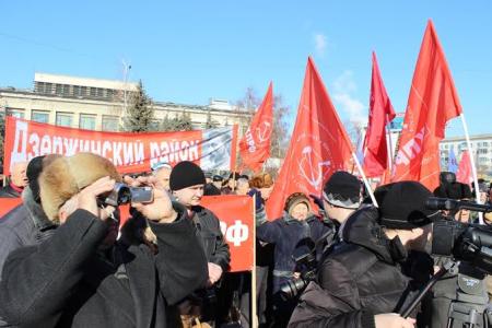 Волгоградцы собрали на билет для губернатора два ведра мелочи