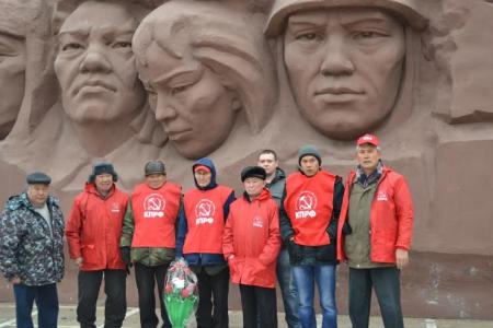 Республика Калмыкия. В праздничный день 23 февраля коммунисты Элистинского местного отделения отдали дань уважения павшим героям