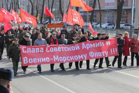 Краснодар: «Слава Советской Армии и Военно-Морскому Флоту! Правительство Медведева – в отставку! Братский народ Украины, мы – с тобой!»