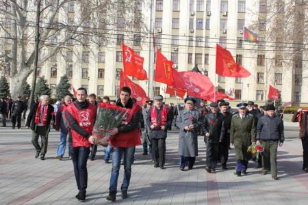Краснодар: «Слава Советской Армии и Военно-Морскому Флоту! Правительство Медведева – в отставку! Братский народ Украины, мы – с тобой!»