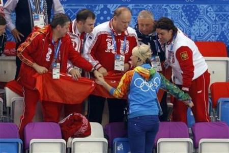 Associated Press: Г.А.Зюганов и представители КПРФ защитили Знамя Победы во время церемонии чествования наших спортсменов на олимпийском стадионе "Айсберг"
