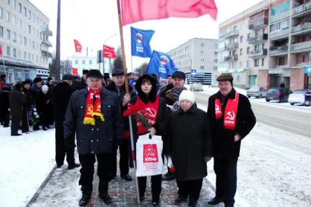 Ленинградская область. Коммунисты города Сланцы возглавили общегородскую колонну в день празднования юбилейной годовщины освобождения города от фашистских захватчиков