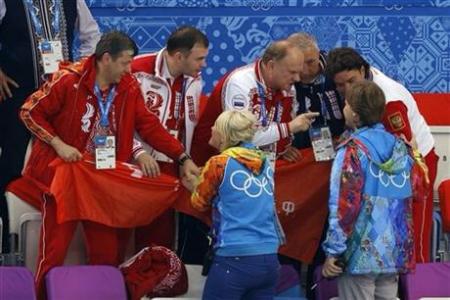 Associated Press: Г.А.Зюганов и представители КПРФ защитили Знамя Победы во время церемонии чествования наших спортсменов на олимпийском стадионе "Айсберг"