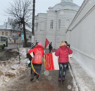 Коммунисты с тазиками и вениками провели шествие в Костроме против коммунального беспредела - закрытия бань