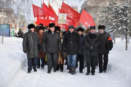 День Советской Армии и Военно-морского флота: Новосибирские коммунисты провели шествие по Красному проспекту