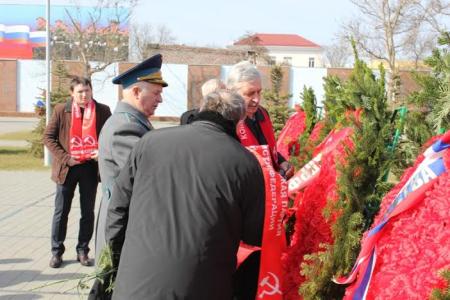 Краснодар: «Слава Советской Армии и Военно-Морскому Флоту! Правительство Медведева – в отставку! Братский народ Украины, мы – с тобой!»