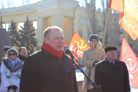 Волгоградцы собрали на билет для губернатора два ведра мелочи