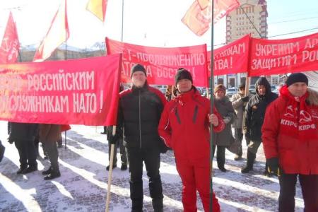 Советская Армия, слава тебе! Народ Украины, мы братья навек! Пермские коммунисты провели митинг в честь 96-й годовщины образования Советской Армии и Военно-Морского Флота