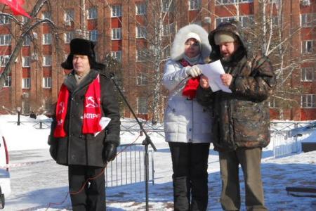 Советская Армия, слава тебе! Народ Украины, мы братья навек! Пермские коммунисты провели митинг в честь 96-й годовщины образования Советской Армии и Военно-Морского Флота