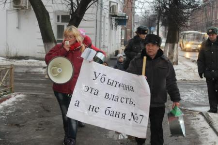 Коммунисты с тазиками и вениками провели шествие в Костроме против коммунального беспредела - закрытия бань