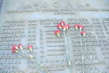 Во Владивостоке коммунисты отметили День Советской Армии и Военно-Морского Флота 