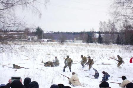 Ленинградская область. Коммунисты города Сланцы возглавили общегородскую колонну в день празднования юбилейной годовщины освобождения города от фашистских захватчиков
